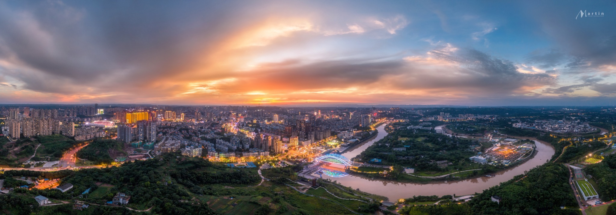 暮色中的自贡，釜溪河穿过城市与山地